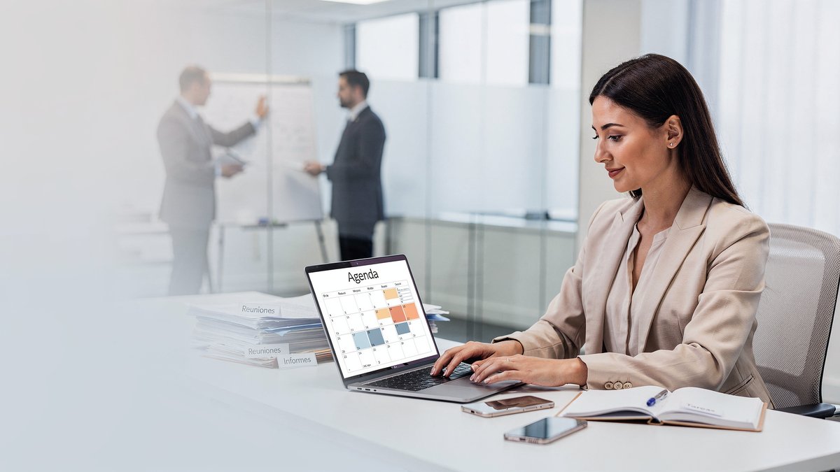 Asistente administrativo trabajando en oficina en Bolivia 2026